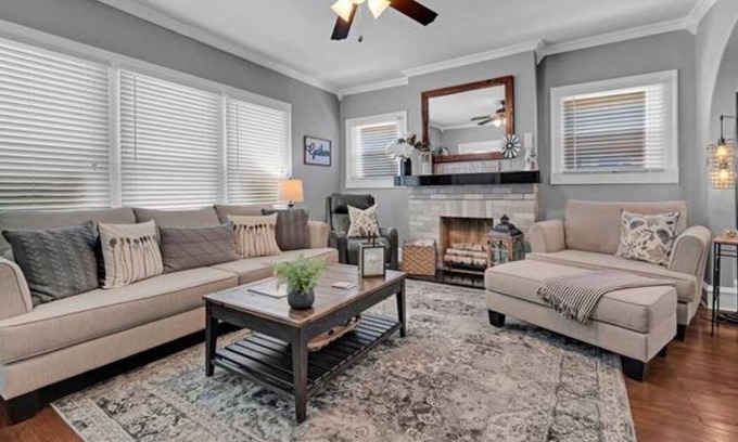 Brookview House | 1925 Waco Charmer! Under 10 min. to Baylor, Magnolia Silos, downtown Waco, zoo!