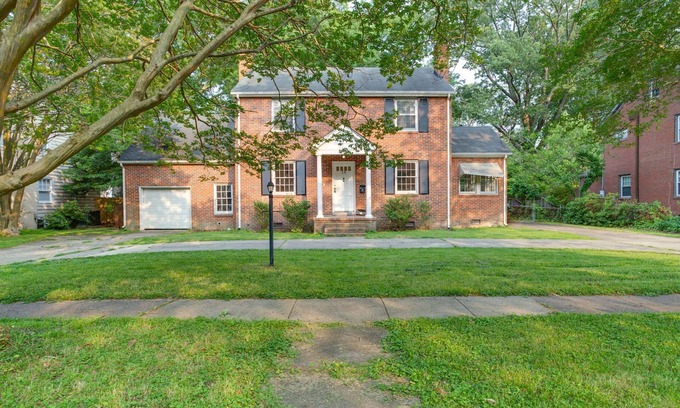 Central Newport News House | 1940’s Charming Colonial Home close to James River