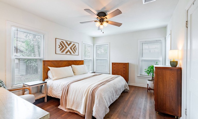 Cherrywood Cottage | 1940s Cottage - Walking Distance!