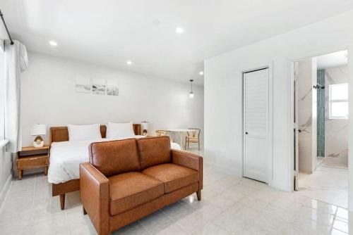 Parkside House | 1941 number 4 BRAND NEW Charming Hollywood apt