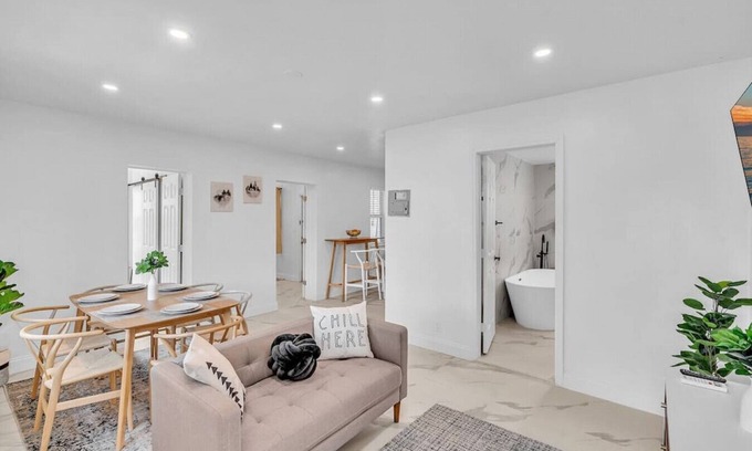 Parkside House | 1941 Washington #1 · Stunning newly updated apartment