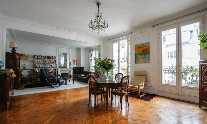 Quartier de l'Ecole-Militaire Apartment | 195 m² Apartment ∙ 4 bedrooms ∙ 6 guests