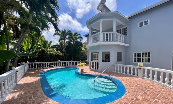 Runaway Bay Villa | 195 m² Villa ∙ 5 bedrooms ∙ 14 guests