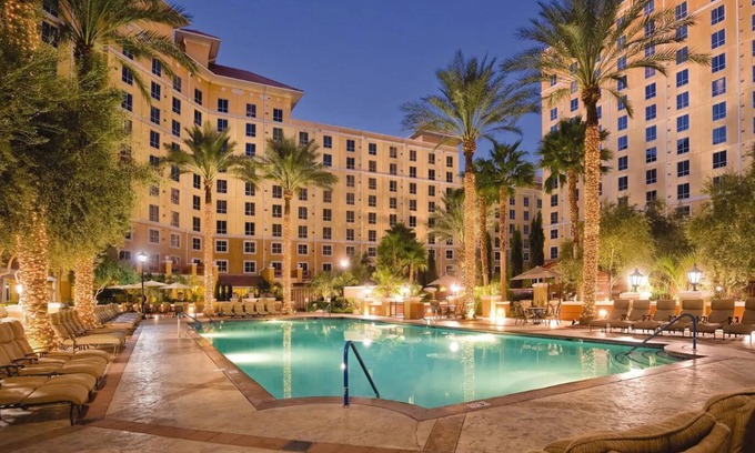 Las Vegas Condo | 1BD/Vegas - Bar, Pools, Hot Tubs, & Theater!