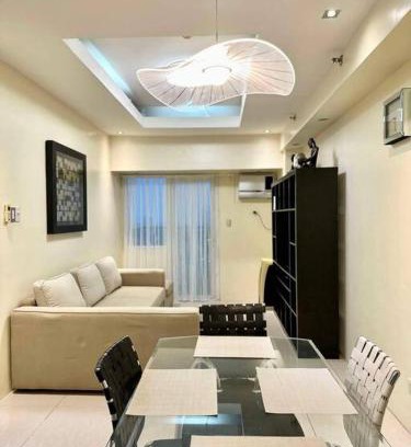 Legazpi Village Apartment | 1Bdrm Condo at Makati w Balcony view of Mnla Bay