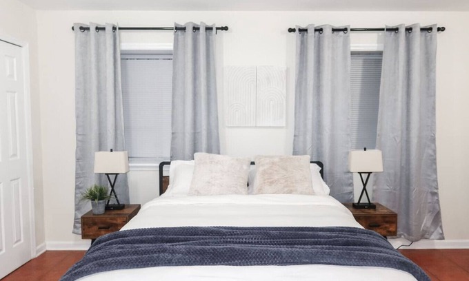 Forest Hill Apartment | 1Bed 1Bath Apt near EWR, Parking 18' from Penn St.
