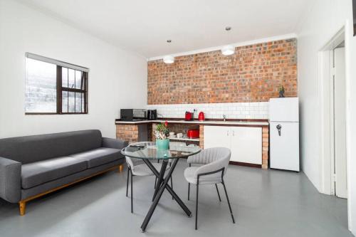 Bloubergstrand Apartment | 1Bed Flat, Braai, AC, Walking Distance from Blouberg Beachfront