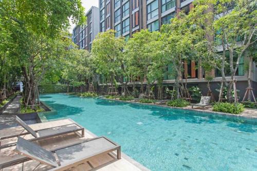 Khlong Toei Apartment | 1Bedroom King Bed Fast Wifi Gym 00 Big Pool Checkin24h