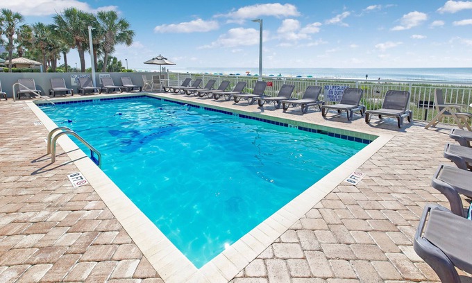 Myrtle Beach Condo | 1BR/1BA Oceanfront condo w/Kitchen & Balcony in Center of MB, #1255