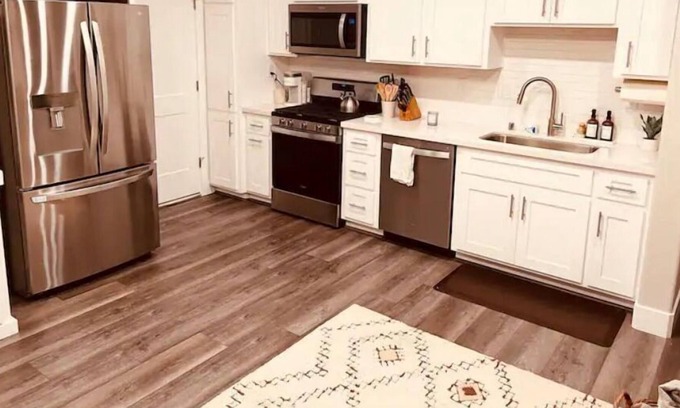 Roseville House | 1BR/1BA Suite on the Green Private entrance, full kitchen, washer/dryer