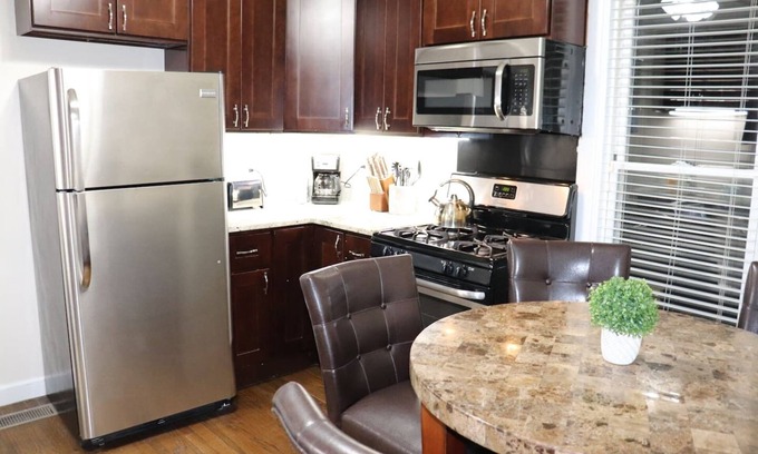 River Forest Apartment | 1BR Apartment - Walk to Shops - Downtown OAK PARK