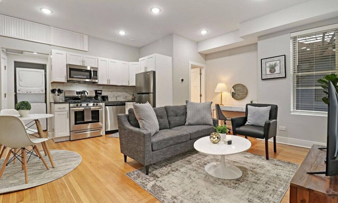 Andersonville Apartment | 1BR Deluxe Apartment near Shops & Cafés