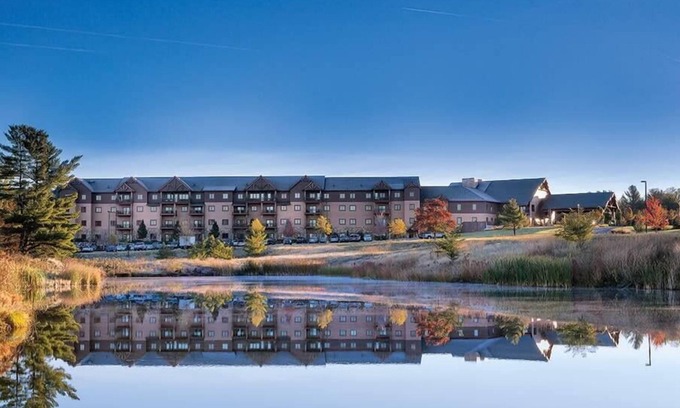 Lake Delton Condo | 1br Deluxe Condo Indoor & Outdoor Fun!