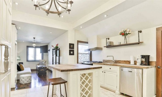 Trinity - Bellwoods House | 1BR+ Den with parking and WFH desk near Dwntn Toronto