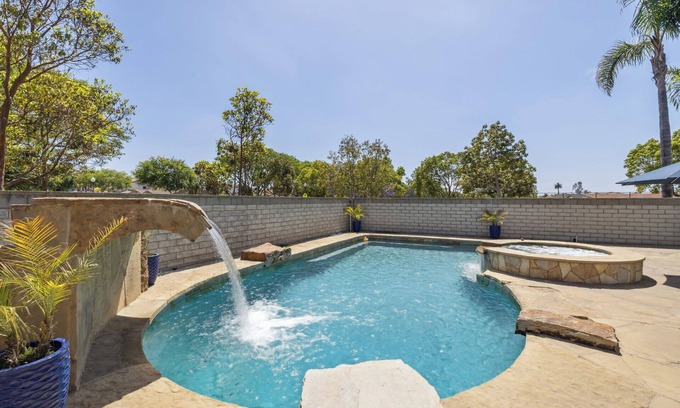 Oxnard House | 1BR Guest House | Poolside Dining | Near Beaches