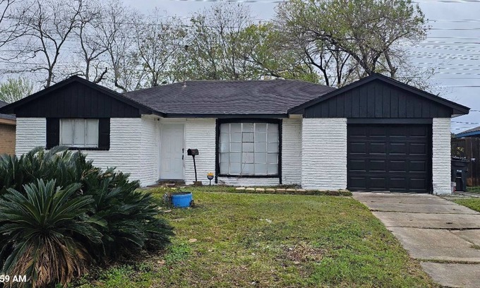 Clodine House | 1BR in Spacious home W/Garden