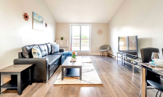 Cambridge Apartment | 1BR Loft close to DT Cambridge trail and park!
