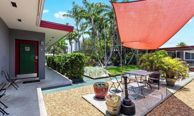 Downtown Hollywood Apartment | 1BR Studio Parking, BBQ, Garden In Hollywood