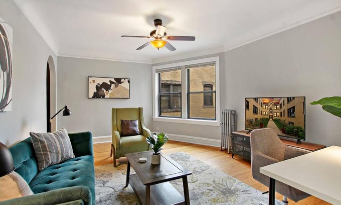 Chicago Apartment | 1BR Vibrant & Inviting Apt in Chicago - Montrose 2E