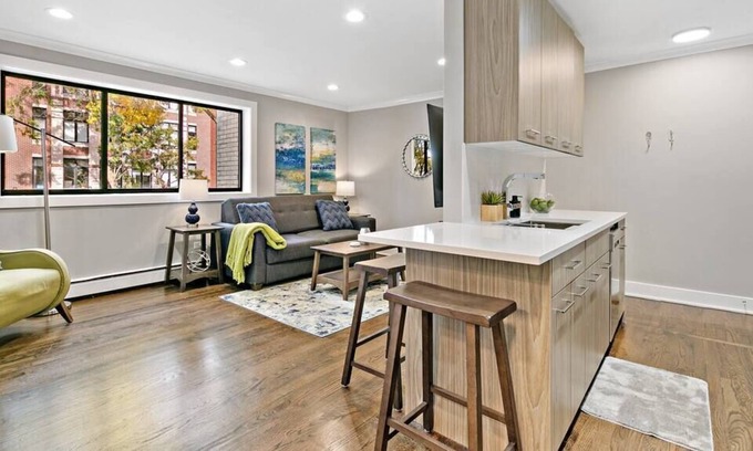 Lake View East Apartment | 1BR Well Lit, Modern & Complete Apt near Shops
