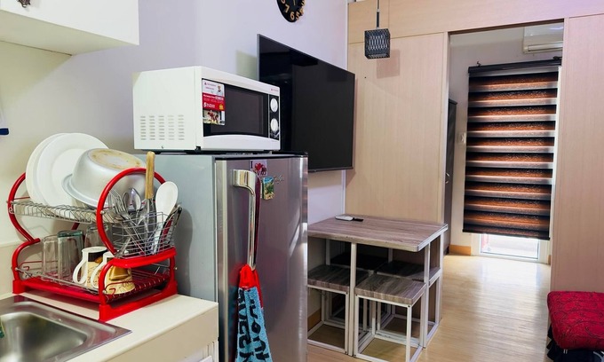 Novaliches Condo | 1BR with Balcony facing swimming pool (WIFI and Netflix)