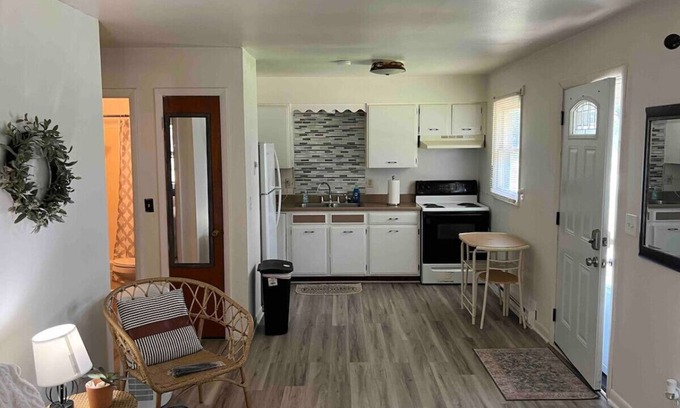 Marion House | 1BR Work Base, WiFi + Laundry