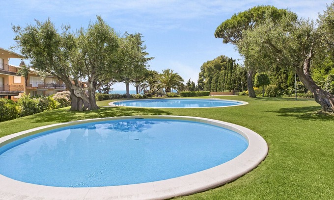 Calella de Palafrugell Apartment | 1I-90 Cosy apartment with communal swimming pool a few minutes walk from the beach of Calella de Palafrugell.