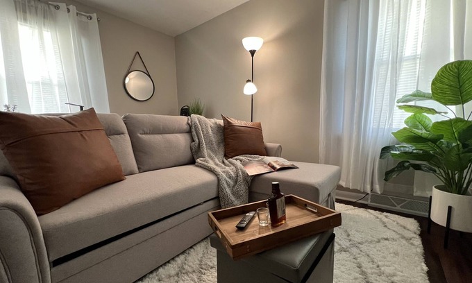 Owensboro Apartment | *1QUEEN BED/1 Bath DUPLEX APT! Full Kitchen, Pet Friendly!