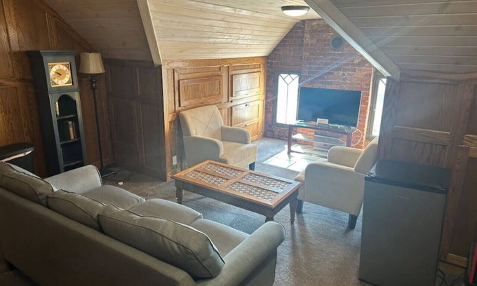 St. Charles Historic District Apartment | 1st Capitol Mansion - Suite 401