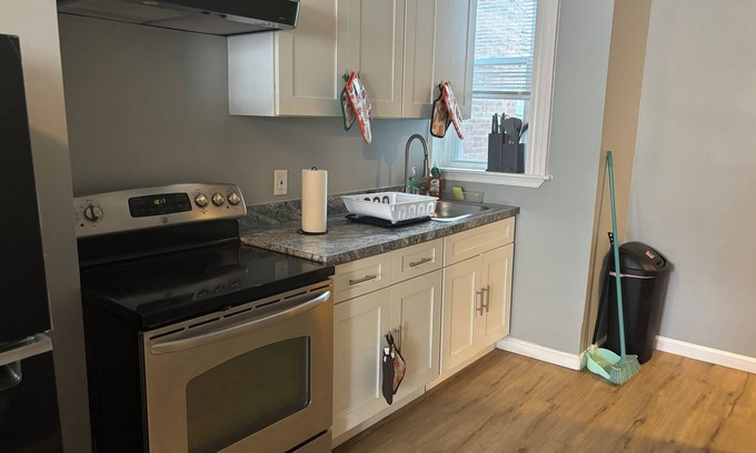 North Philadelphia Apartment | 1st fl 2-bedroom apartment with WiFi, AC in fantastic Philadelphia