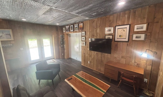 Elkader Apartment | 1st Floor 2BR Downtown + 2 Parking Spaces