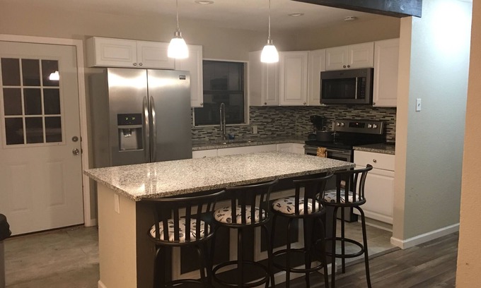 Shearer Hills - Ridgeview House | 2/1 Fur Baby & Family-Friendly (LG fenced yard) Home in Central SA