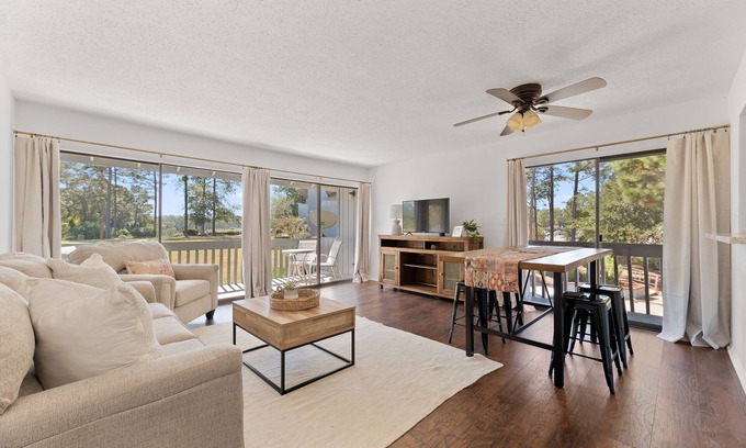 Daphne Condo | 2 /2 Condo Overlooking 18th Hole! Parking + Wi-Fi