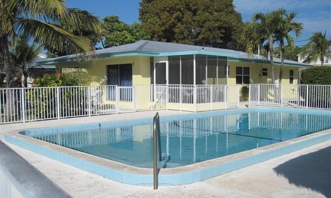 Marathon House | 2/2 Duplex, Pool,Tiki Hut, Duck Key Clean wide Canal