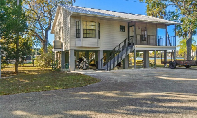 Homosassa House | 2,2 Stilted House on private peninsula. Renovated June '23.