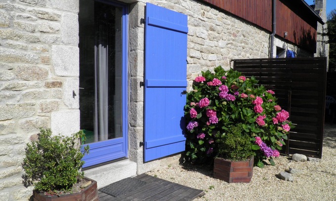 Ploemeur House | 2/3-person gite 350 m from beaches via footpath and adjacent to 18-hole golf course.