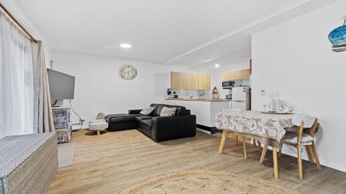 Hawks Nest House | 2 - 76 Mirreen Street Hawks Nest