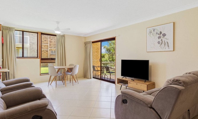 Tweed Heads Apartment | 2/8 Banks Avenue - Easy walk to Tweed Heads Bowls club and Tweed Centro shopping centre