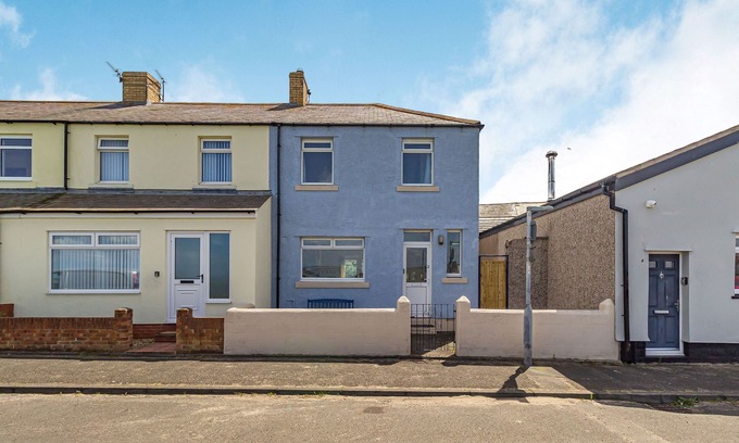 Amble Cottage | 2 BAY VIEW, pet friendly, country holiday cottage in Amble