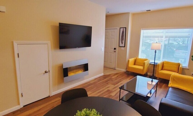 Reno House | 2 Bd, 2.5 Baths, Sleeps 6/B9
