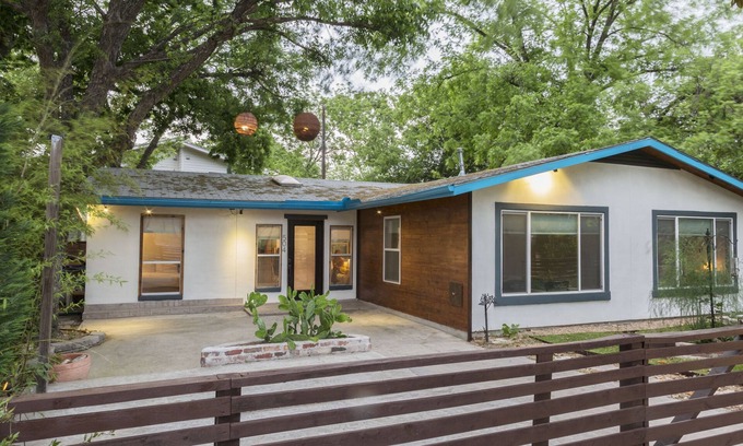 Dawson House | 2 BD/2 BA w home office AND separate work studio. Pet friendly!