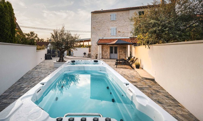 Baderna Villa | 2 BD villa with pool, jacuzzi for up to 4 people