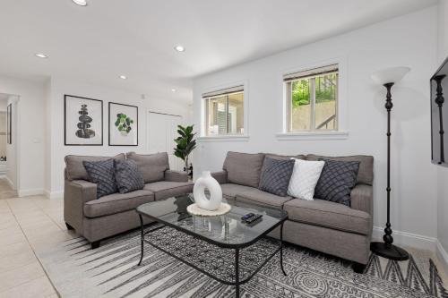 Canyon Heights House | 2 bdr Cozy Suite in North Van