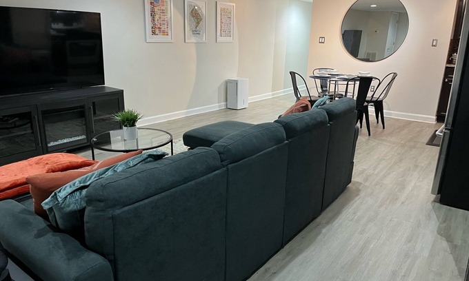 Bloomingdale Apartment | 2 bdrm ENG BSMT apartment in dcs historical neighborhood Bloomingdale