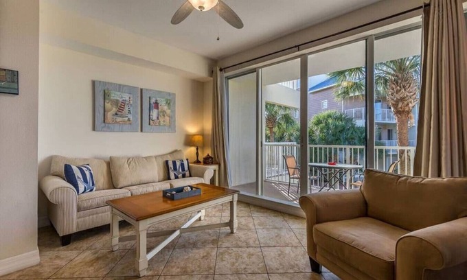 Ruskin Condo | 2 bdrm! Sleeps 7! 5-7 min walk to beach, pools, fitness center, onsite restaurants!