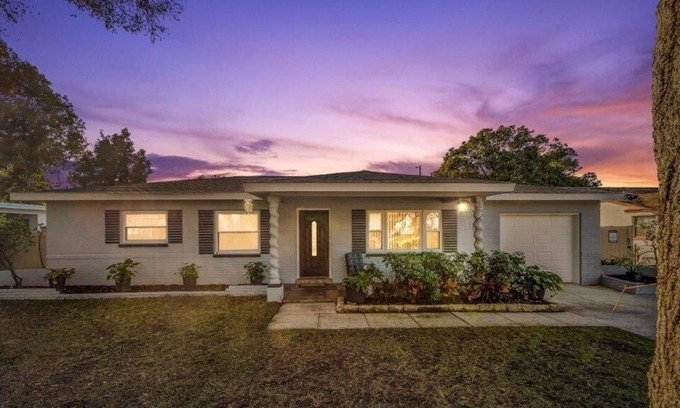 Walsingham House | 2 bed 1 bath full kitchen and living room retreat