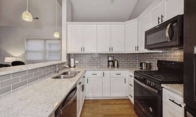 Near West Side Apartment | 2-Bed 2-Bath Apt | close to UC w/Free Parking