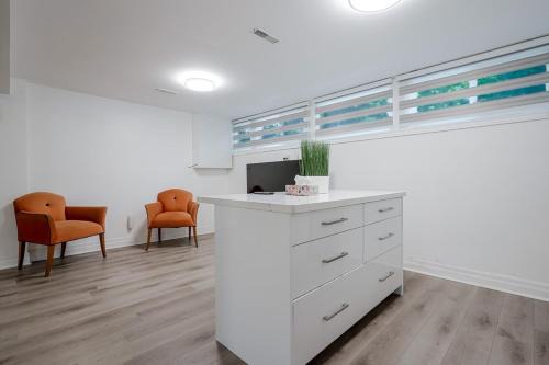 Clarkson-Lorne Park House | 2 Bed 2 Bath Bunglow in Mississauga Yyz PortCredit