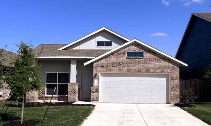 Bastrop House | 2 Bed 2 Bath, Pet Friendly 4 minutes to food/shops