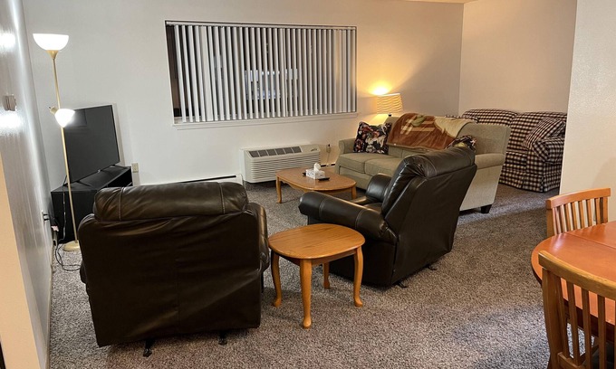 Cedar Rapids - Iowa City House | 2 bed 2 bath Spacious Apartment Downtown CR